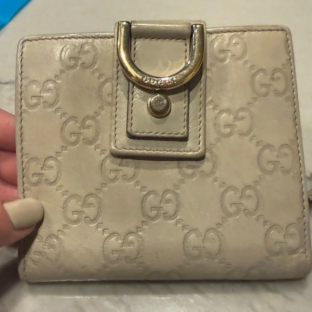 Gucci Beige GG Embossed Leather Bifold Wallet Gold D-Clasp Vintage Authentic